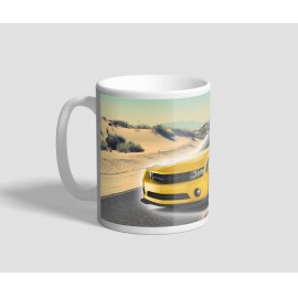 Sivatagos tájon látható sport autót ábrázoló bögre