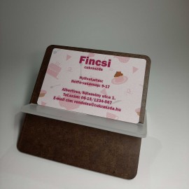 Rózsaszín hátterű, süteményeket ábrázoló fém névjegykártya