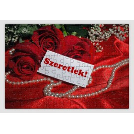 Vörös rózsákkal és gyöngysorral díszített szerelmes kirakó