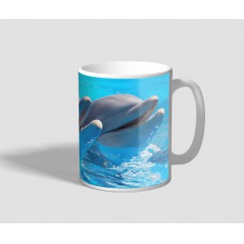 Vízből kikukucskáló delfineket ábrázoló delfines bögre