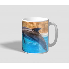Két vízből felugró delfint ábrázoló delfines bögre