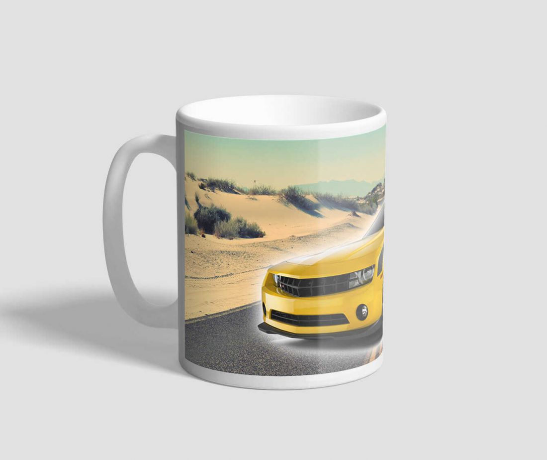 Sivatagos tájon látható sport autót ábrázoló bögre