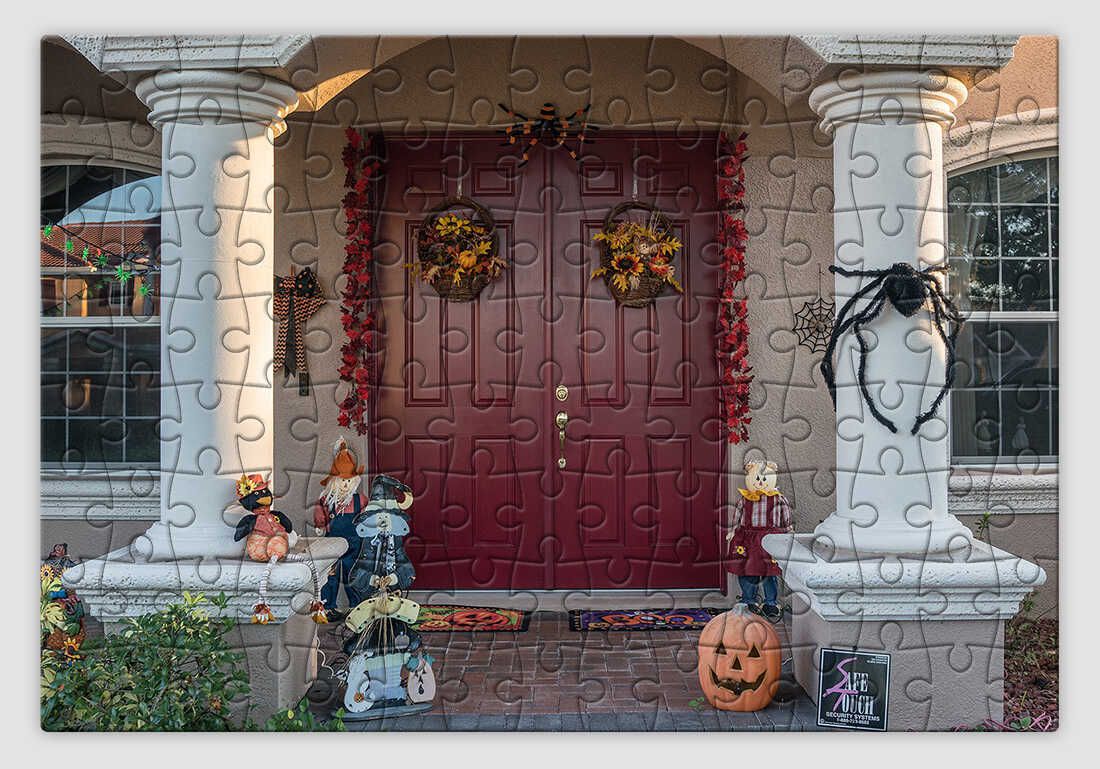 Ünnepi dekorációs bejárati ajtót ábrázoló halloweenes kirakó