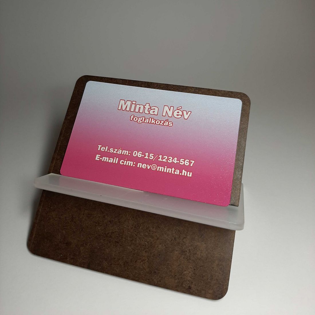 Rózsaszínes hátterű fém névjegykártya
