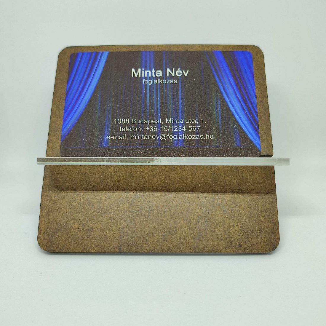 Kék színpadi függönyt ábrázoló fém névjegykártya
