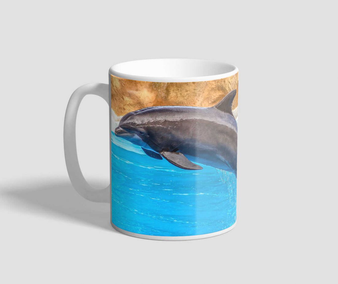 Két vízből felugró delfint ábrázoló delfines bögre